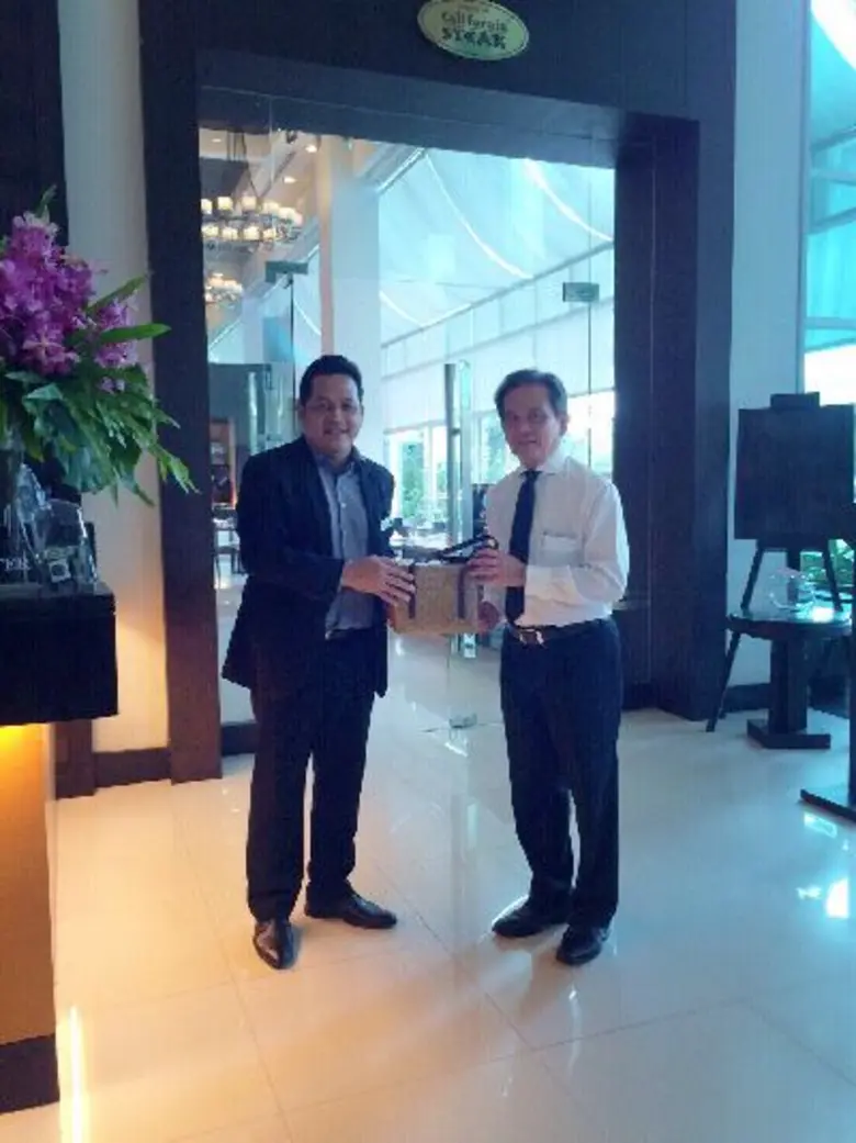 นายชัยยุทธ อุตรคำ (ซ้าย) ผู้จัดการทั่วไป ...