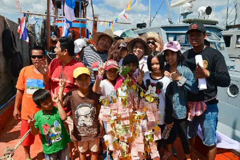 IRPC ร่วมสืบสานประเพณี “ทอดผ้าป่าทางทะเล” ตามวิถีชาวปากน้ำ จ.ชุมพร สนับสนุนกิจกรรมชุมชน พร้อมจัดกิจกรรม “IRPC รักเล รักษ์ศิลป์ ถิ่นใต้”