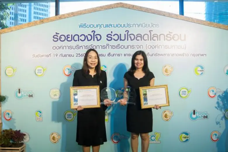 คุณออมสิน ศิริ (ซ้าย) ผู้อำนวยการฝ่ายสื่อ...