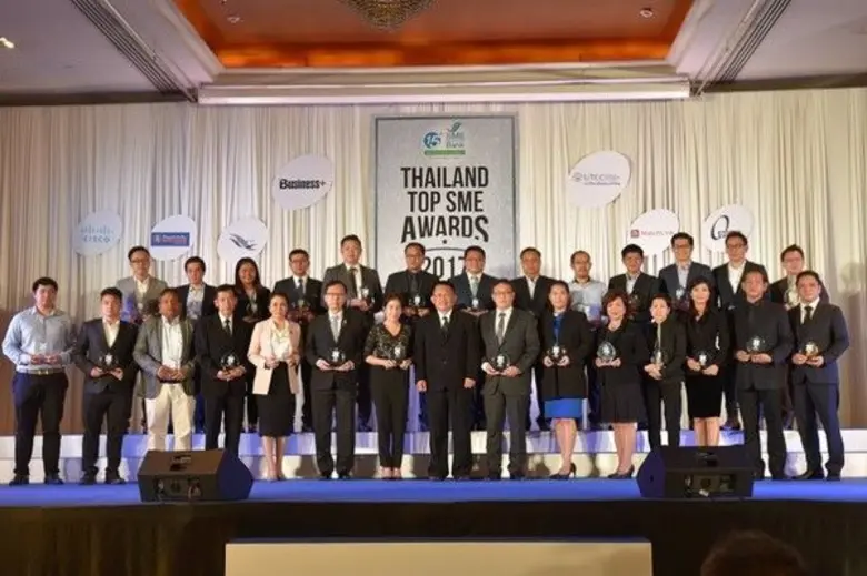 ดร. สมชาย หาญหิรัญ (แถวหน้าคนที่ 8 จากซ้า...