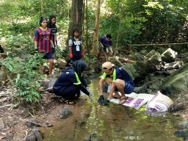 มรภ.สงขลา ผนึกเครือข่าย กยศ.อุดมศึกษาใต้ สร้างฝายรวมใจร่วมฟื้นฟูพื้นที่ประสบอุทกภัย สนองพระราชดำริในหลวง ร.9