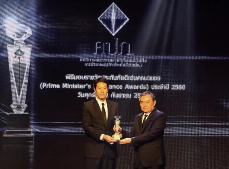 นายอภิศักดิ์ ตันติวรวงศ์ (ขวา) รัฐมนตรีว่...