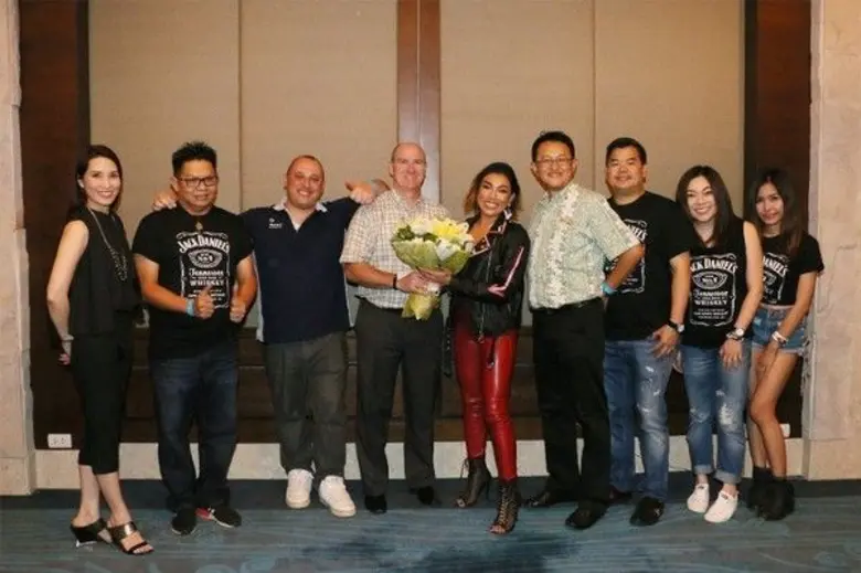 มร. บรูซ ดูปุยส์ (ที่ 4 จากซ้าย) ผู้จัดกา...