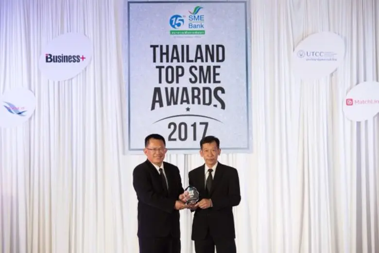 นายมนชัย มณีไพโรจน์ (ขวา) ประธานเจ้าหน้าท...