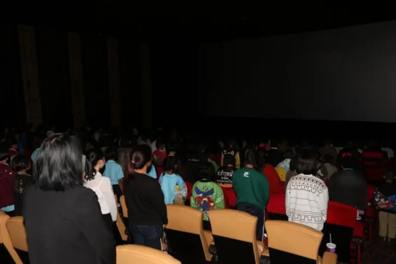 พม. ร่วมกับ มูลนิธิ เมเจอร์ แคร์ พัฒนาเด็กและเยาวชนตามแนวทางประชารัฐ จัดกิจกรรม “พม.พาน้องดูหนัง” นำเด็กด้อยโอกาส และเด็กพิการ ในความดูแลของ พม. 200 คน ชมภาพยนตร์สร้างแรงบันดาลใจ มีความรักชาติ