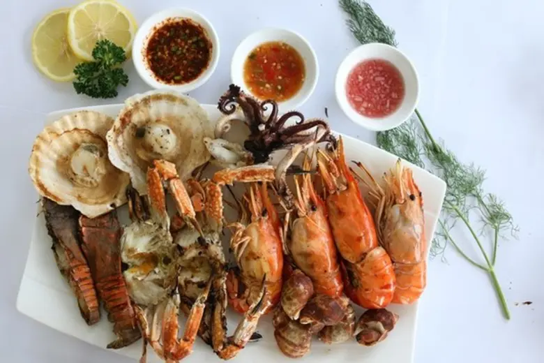 บุฟเฟ่ต์ซีฟู้ดมื้อค่ำ ยกทะเลมาเสิร์ฟให้คุณ ณ ห้องอาหาร ดิ เอท โรงแรมเมอร์เคียว กรุงเทพฯ สยาม