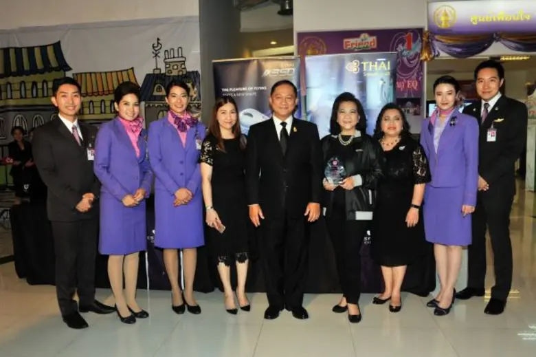 นางอุษณีย์ แสงสิงแก้ว (ที่ 4 จากขวา) รักษ...