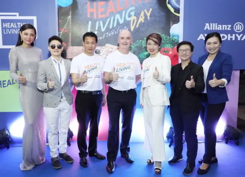 มร.ไบรอัน สมิธ (กลาง) กรรมการผู้จัดการใหญ...