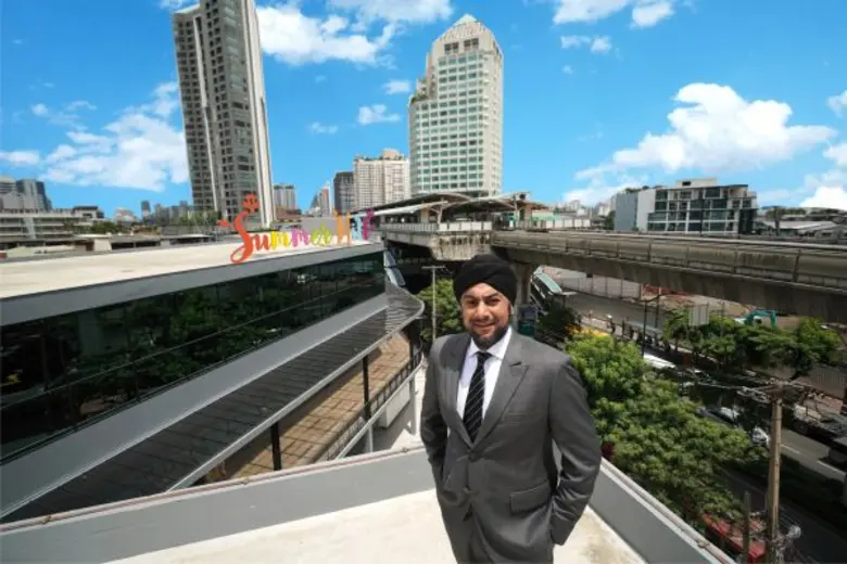 มร. ปรับ ทักราล ประธานและกรรมการผู้จัดการ...