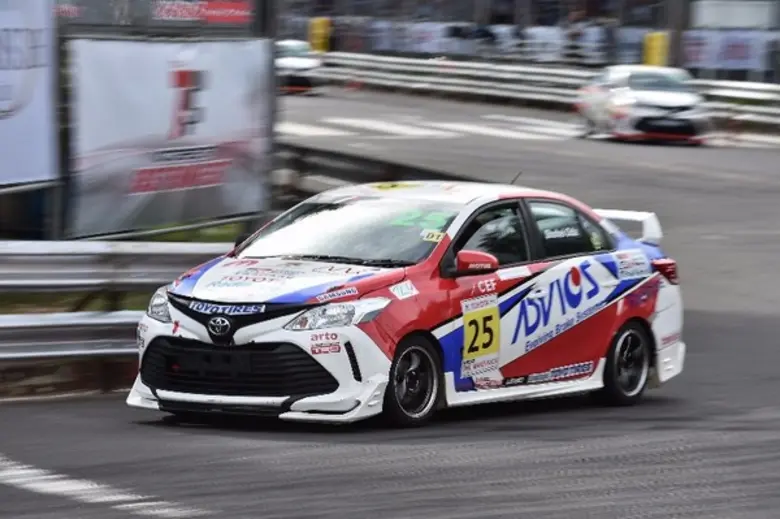 สุดร้อนแรง "นัทจัง-โชเอะ-โชคชัย-สะมอ " ทะยานขึ้นโพเดียม คว้าแชมป์เรซ 3 ในศึกประลองความเร็วทางเรียบ "โตโยต้า มอเตอร์สปอร์ต 2017"