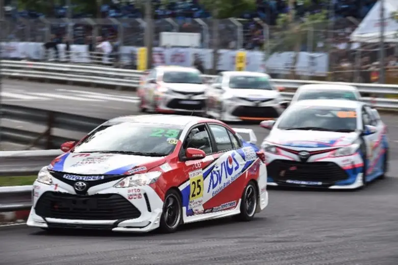 สุดร้อนแรง "นัทจัง-โชเอะ-โชคชัย-สะมอ " ทะยานขึ้นโพเดียม คว้าแชมป์เรซ 3 ในศึกประลองความเร็วทางเรียบ "โตโยต้า มอเตอร์สปอร์ต 2017"