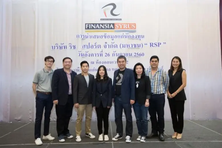 นางสาวพาพิชญ์ วงศ์ไพฑูรย์ปิยะ (ที่ 4 จากซ...