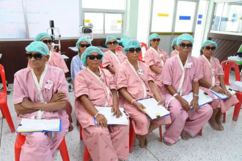 ไทยประกันชีวิต และมูลนิธิหนึ่งคนให้ หลายคนรับ จับมือศิริราชพยาบาล  ผ่าตัดต้อกระจกผู้สูงวัยยากไร้ “มองโลกใส แม้วัยสูง” ปี3