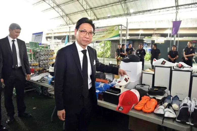 นายกุลิศ สมบัติศิริ อธิบดีกรมศุลกากร แถลง...