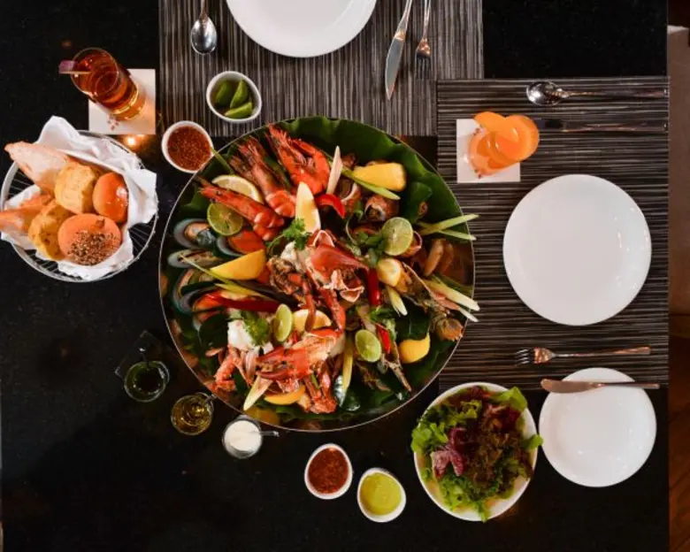 ห้องอาหาร อัพ แอนด์ อะบัฟ (Up & Above Res...