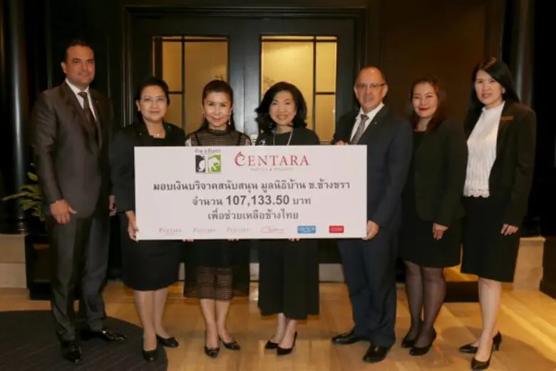 สุพัตรา จิราธิวัฒน์ (คนที่ 4 จากซ้าย) รอง...