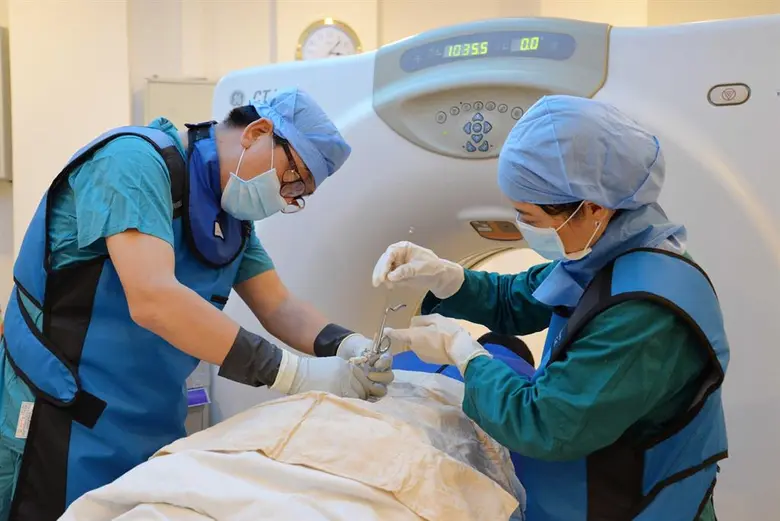 แพทย์รพ.มะเร็งสมัยใหม่กว่างโจวแสตมป์ฟอร์ด จัดเสวนาให้ความรู้โรคมะเร็งในขอนแก่น เผยเทคนิคฆ่ามะเร็งระยะสุดท้าย ย้ำรักษาได้ตรงจุด ไร้ผลกระทบต่อเนื้อเยื่อปกติ