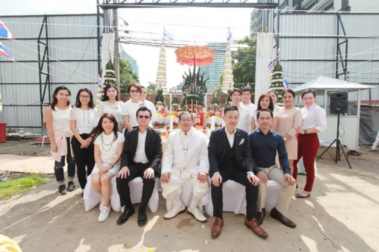 นางนลินรัตน์ พูลวรลักษณ์ (ซ้ายสุด), นายวิ...