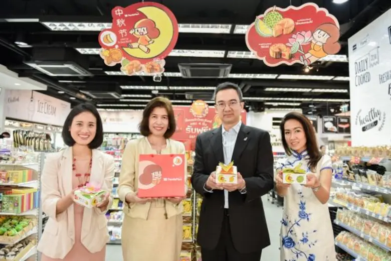 กำธร (ที่ 2 จากขวา) – มณีสุดา (ขวาสุด) ศิ...