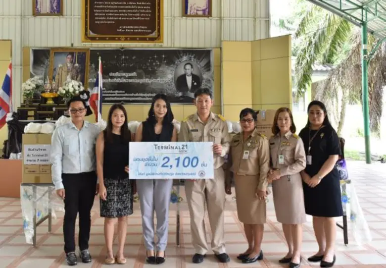 ชนิตา ไพศาลวณิชกุล (ที่ 3 จากซ้าย) ผู้อำน...