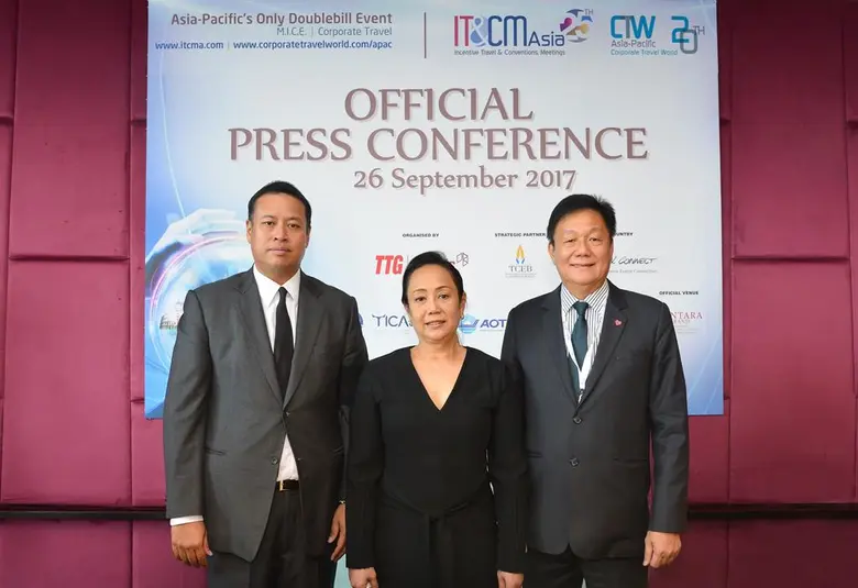 นางปริยา จุลกะรัตน์ (กลาง) ผู้อำนวยการใหญ...