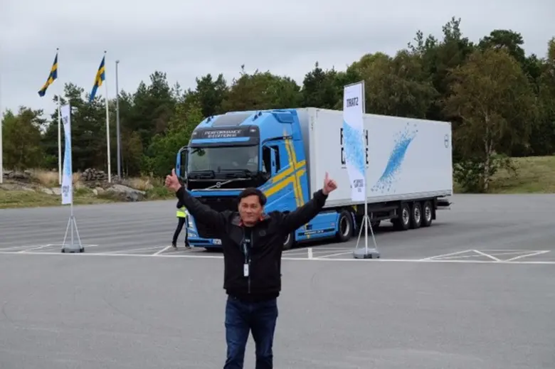 - มร.จอห์นนี่ แบ็กซ์เตอร์ (Mr. Johnny Bax...