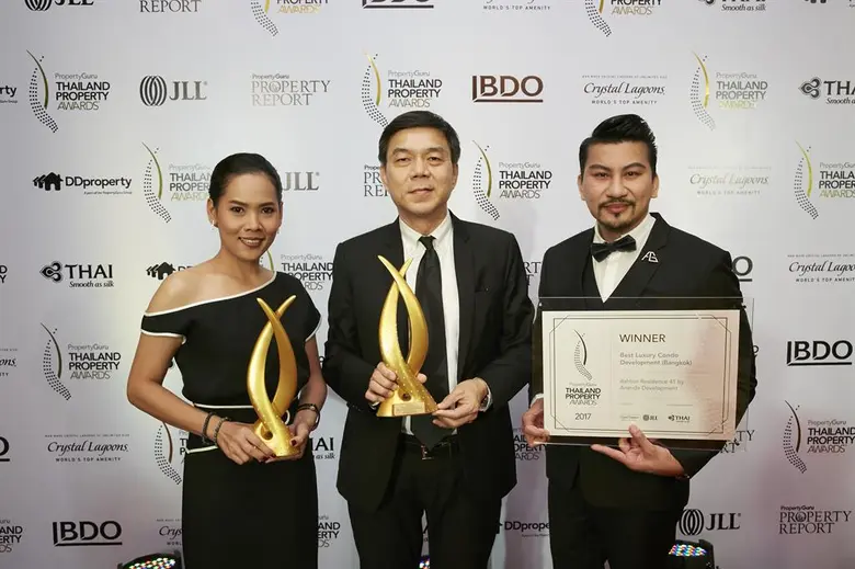 คุณวิโรจน์ กัปปิยจรรยา (กลาง) ประธานเจ้าห...