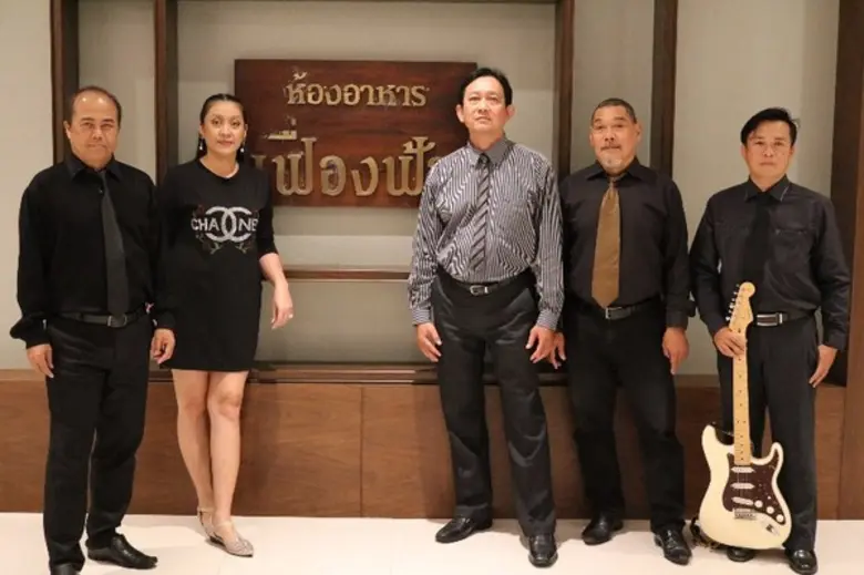 อิ่มไม่อั้นมา 4 จ่าย 3 กับบุฟเฟต์ 2 สไตล์ ที่ ห้องอาหารเฟื่องฟ้า