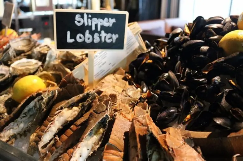 ซูม สกาย เลาจน์ (Zoom Sky Lounge) ชั้น 38...