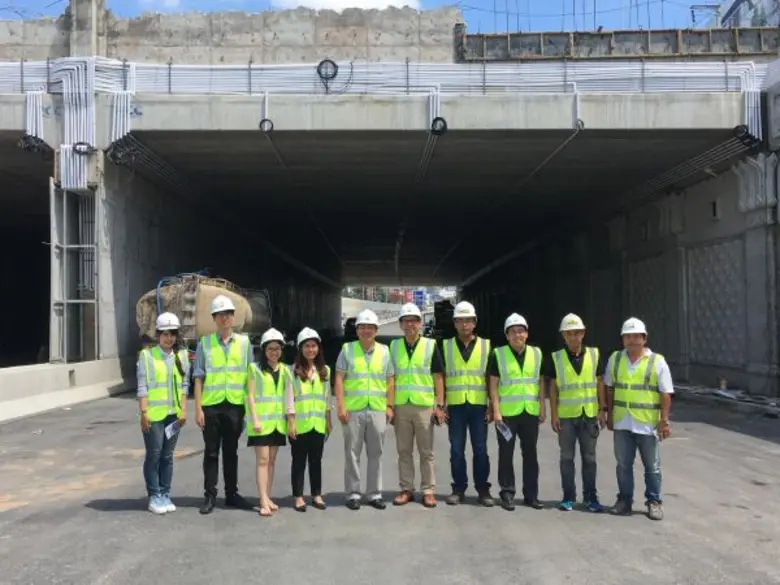 คุณสมภพ ศักดิ์พันธ์พนม (ที่ 5 จากซ้าย) ปร...