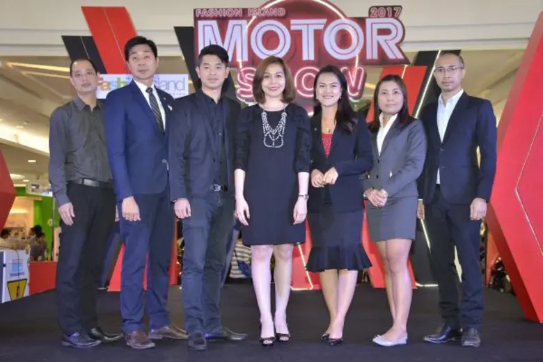 ปิยธิดา โสพันธ์ (คนกลาง) ผู้ช่วยผู้อำนวยก...