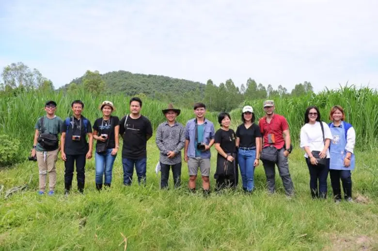 หนองโพเปิดตัวรายการพิเศษ “หนองโพ ๙ ตามพระราชปณิธาน สานต่ออาชีพที่พ่อให้” พาสื่อมวลชน ลองเปลี่ยนอาชีพเป็นเกษตรกรโคนม