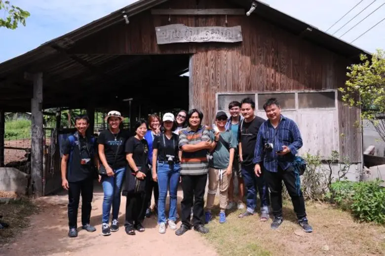หนองโพเปิดตัวรายการพิเศษ “หนองโพ ๙ ตามพระราชปณิธาน สานต่ออาชีพที่พ่อให้” พาสื่อมวลชน ลองเปลี่ยนอาชีพเป็นเกษตรกรโคนม