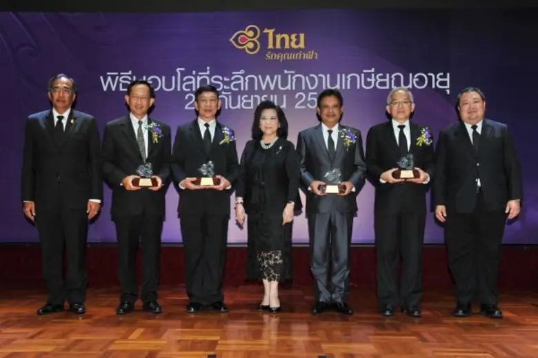 นางอุษณีย์ แสงสิงแก้ว (ที่ 4 จากซ้าย) รักษาการกรรมก...