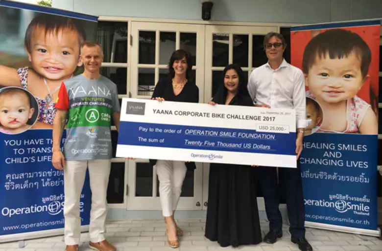 (ภาพจากซ้าย) นายมาร์ค เรมิแจน, ประธานเจ้า...