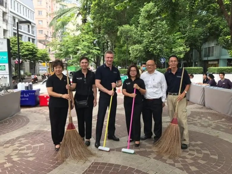 คณะผู้บริหาร พนักงาน และแขกผู้เข้าพัก ณ โ...