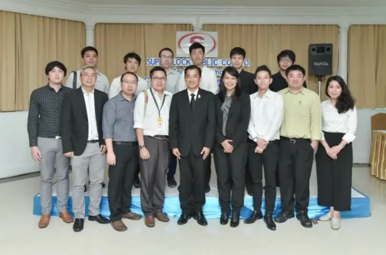 คุณจอมทรัพย์ โลจายะ (กลาง ) ประธานคณะกรรม...