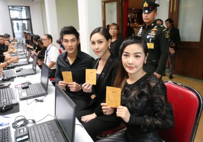 ศิลปินดาราจาก อาร์เอส ช่อง 8 และ ค่ายอาร์...