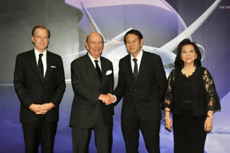 นายคณิศ แสงสุพรรณ (ที่ 3 จากซ้าย) กรรมการ...