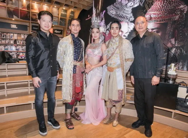 กลุ่มทรู โดย พีรธน เกษมศรี ณ อยุธยา(ซ้าย)...