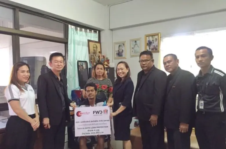 คุณจันทร์รุ่ง ศรีตระกูลช่าง (คนที่ 4 จากข...