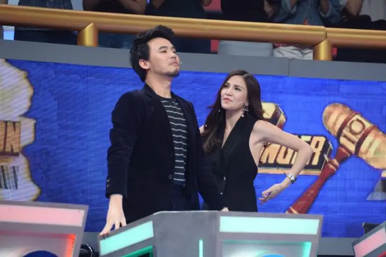 ทีวีไกด์: รายการ "Singer Auction เสียงนี้มีราคา" “ดีเจอ๋อง” พร้อมเดือดใส่ “ดีเจดาว” หลังถูกกราดหน้าว่า “นังงูพิษ” กลางเวทีประมูล "Singer Auction เสียงนี้มีราคา"