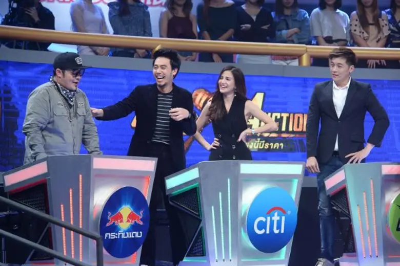 ทีวีไกด์: รายการ "Singer Auction เสียงนี้มีราคา" “ดีเจอ๋อง” พร้อมเดือดใส่ “ดีเจดาว” หลังถูกกราดหน้าว่า “นังงูพิษ” กลางเวทีประมูล "Singer Auction เสียงนี้มีราคา"