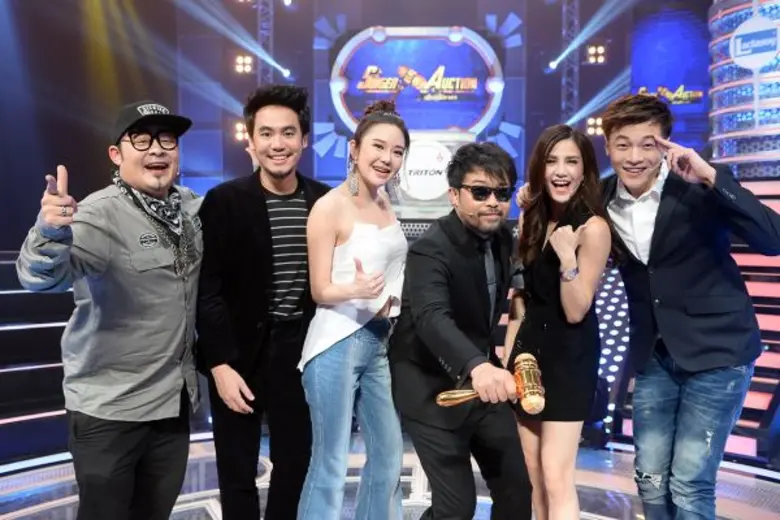 ทีวีไกด์: รายการ "Singer Auction เสียงนี้มีราคา" “ดีเจอ๋อง” พร้อมเดือดใส่ “ดีเจดาว” หลังถูกกราดหน้าว่า “นังงูพิษ” กลางเวทีประมูล "Singer Auction เสียงนี้มีราคา"