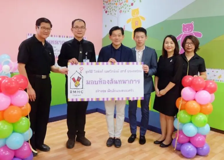 นายวิชา พูลวรลักษณ์ (คนกลาง) ประธานกรรมกา...