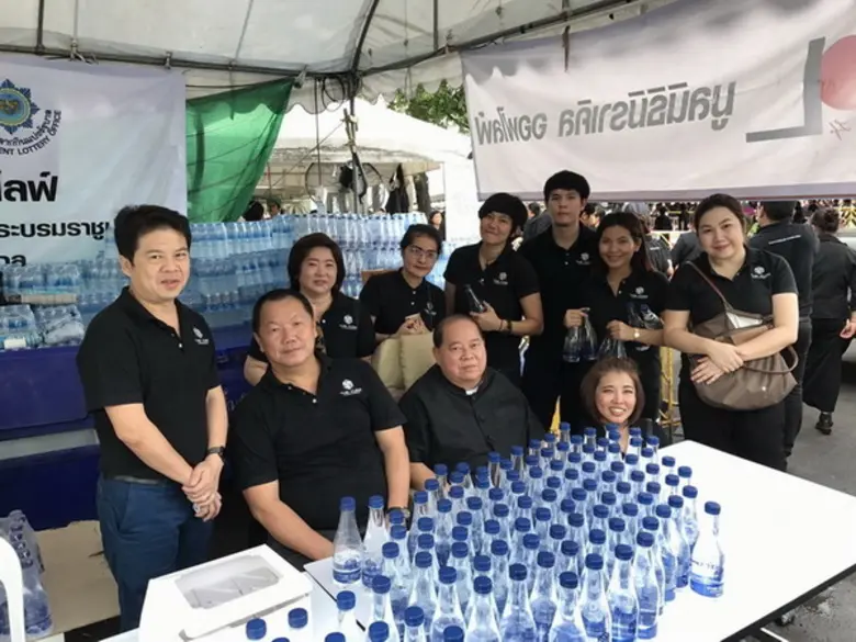 นายภูมินทร์ ปิยะวานิชย์ (นั่งซ้ายสุด) ประ...