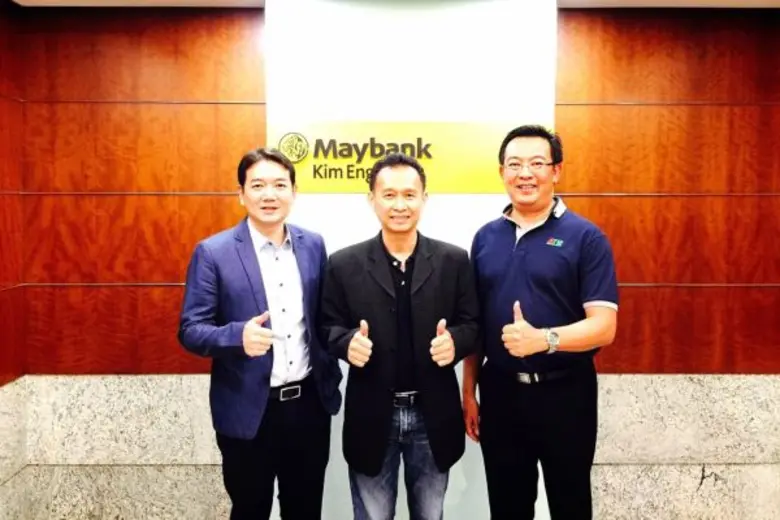 นายปิยะ เตชากูล (ขวา) กรรมการผู้จัดการ บร...