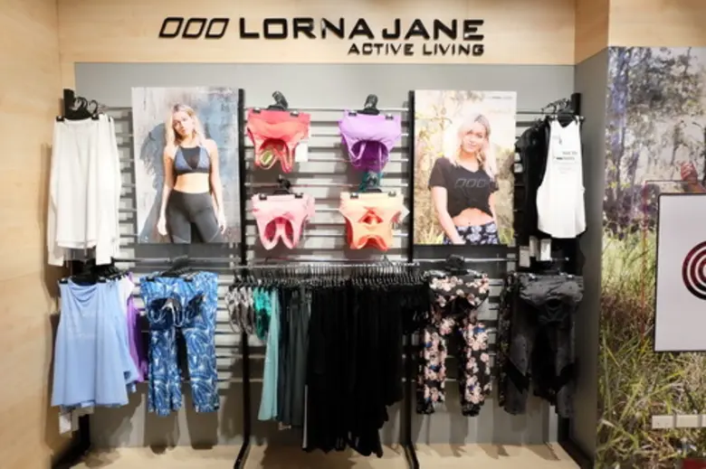 ลอร์น่า เจน (Lorna Jane) แบรนด์เสื้อผ้าออ...