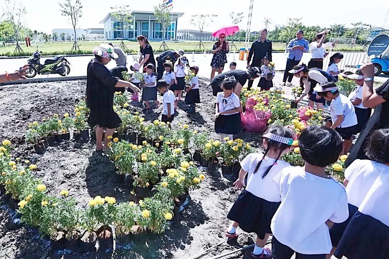 เด็กๆ อนุบาล ชาว 'สาธิตกรุงเทพธนบุรี’ ปลูกดาวเรือง หวังบานสะพรั่ง ทั่วทั้งแผ่นดิน