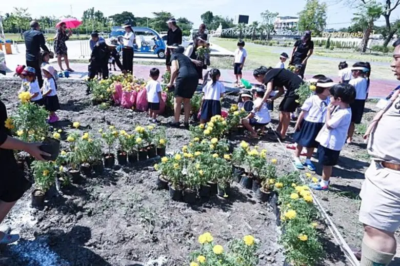 เด็กๆ อนุบาล ชาว 'สาธิตกรุงเทพธนบุรี’ ปลูกดาวเรือง หวังบานสะพรั่ง ทั่วทั้งแผ่นดิน